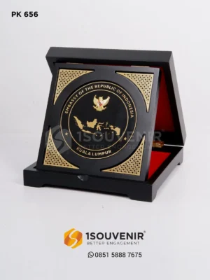 Plakat Kayu Kenang-kenangan Embassy...