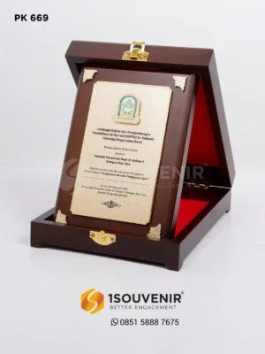 Plakat Kayu Ucapan Terima Kasih dari LKPPQ Ar-Rahman untuk Pondok Pesantren Daar el-Qolam 3