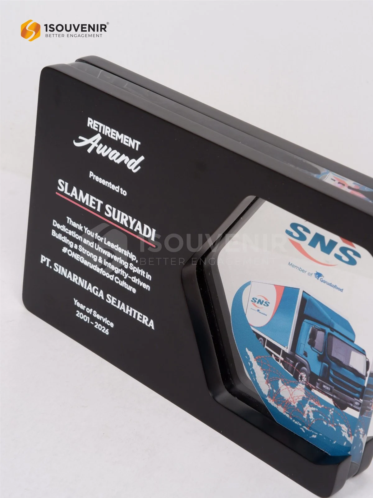 Plakat Kayu Akrilik Kenang-kenangan Masa Purna Tugas dari PT Sinarniaga Sejahtera DETAIL-PKY348 Plakat Kayu Akrilik PT Sinarniaga Sejahtera