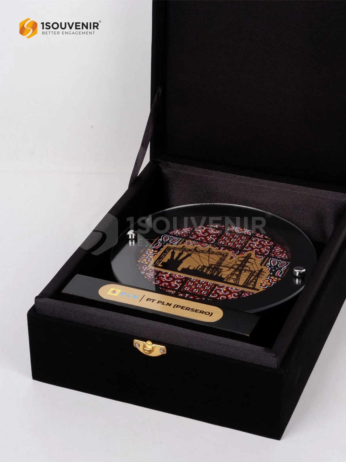 Plakat Kayu Bulat Cendera Mata dari PT PLN (Persero) DETAIL2-PK687 Plakat Kayu Bulat PT PLN (Persero)