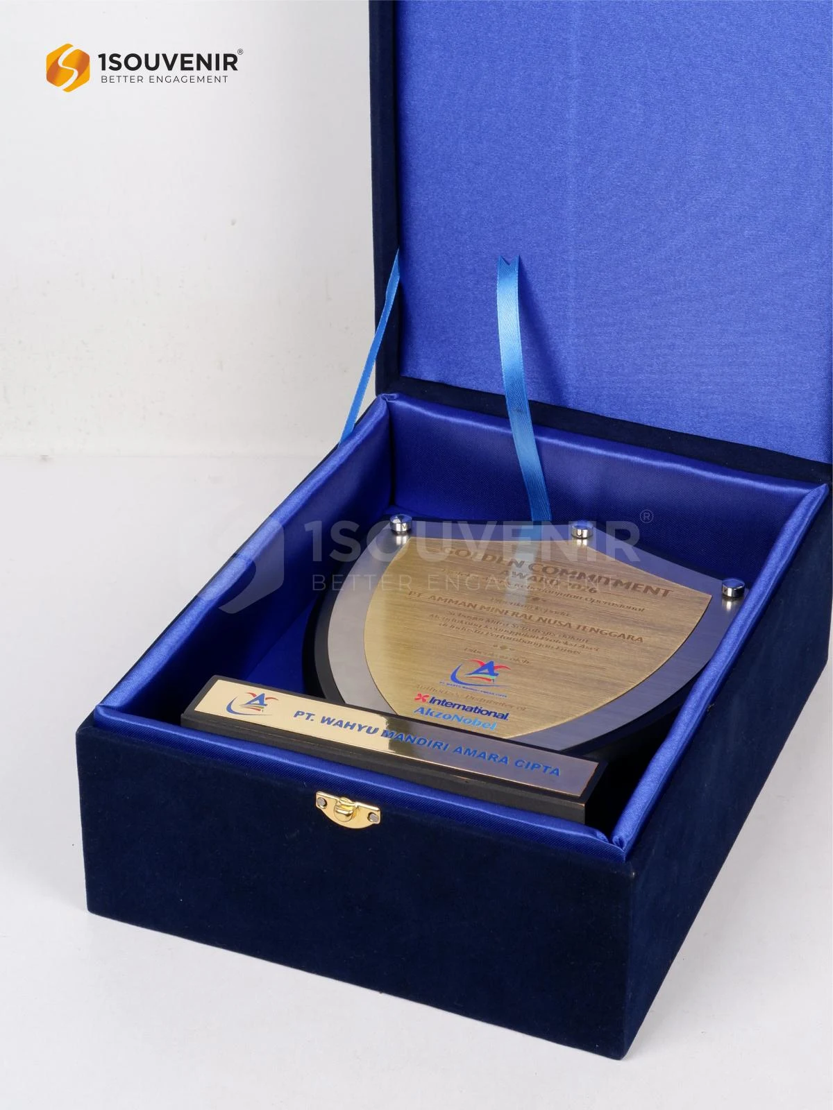 Plakat Kayu Golden Commitment Award Penghargaan dari PT Wahyu Mandiri Amara Cipta untuk PT Amman Mineral Nusa Tenggara DETAIL2-PK691 Plakat Kayu Golden Commitment Award
