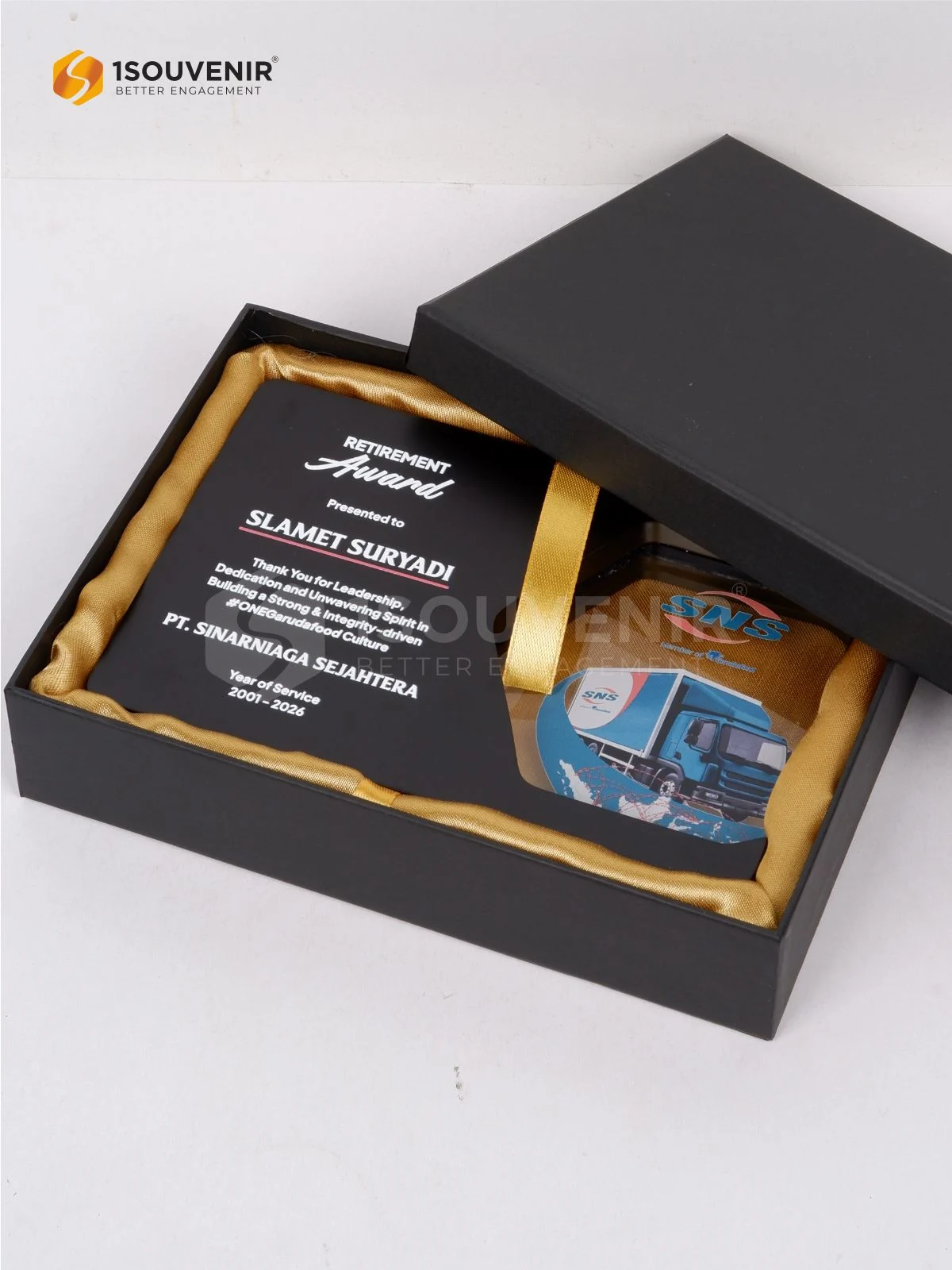 Plakat Kayu Akrilik Kenang-kenangan Masa Purna Tugas dari PT Sinarniaga Sejahtera DETAIL2-PKY348 Plakat Kayu Akrilik PT Sinarniaga Sejahtera