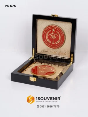 Plakat Kayu Cendera Mata Yonif Teri...