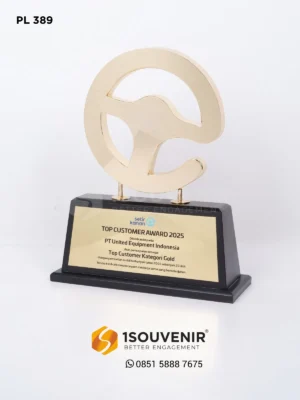 Plakat Logam Top Customer Award 2025 Kategori Gold dari Setir Kanan untuk PT United Equipment Indonesia