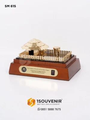 Miniatur Rumah Honai dari Kabupaten…