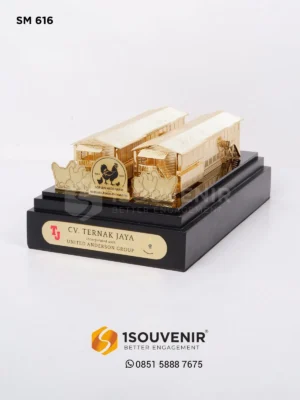 Miniatur Bangunan Peternakan Kenang…