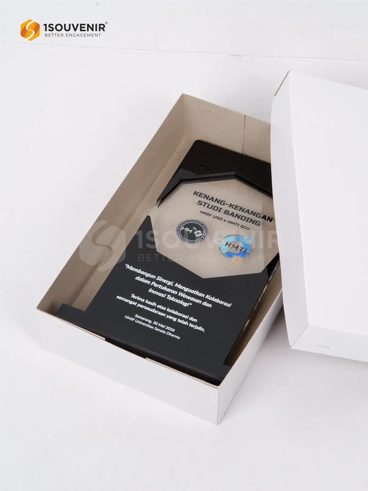 Plakat Akrilik Cendera Mata Studi Banding antara HMIF USD dan HMTI SCU DETAIL2-PA818 Plakat Akrilik HMIF USD