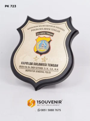 Plakat Kayu Cendera Mata Polda Sula...