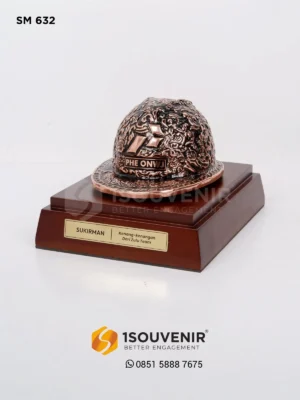 Miniatur Helm Ukir Kenang-kenangan ...