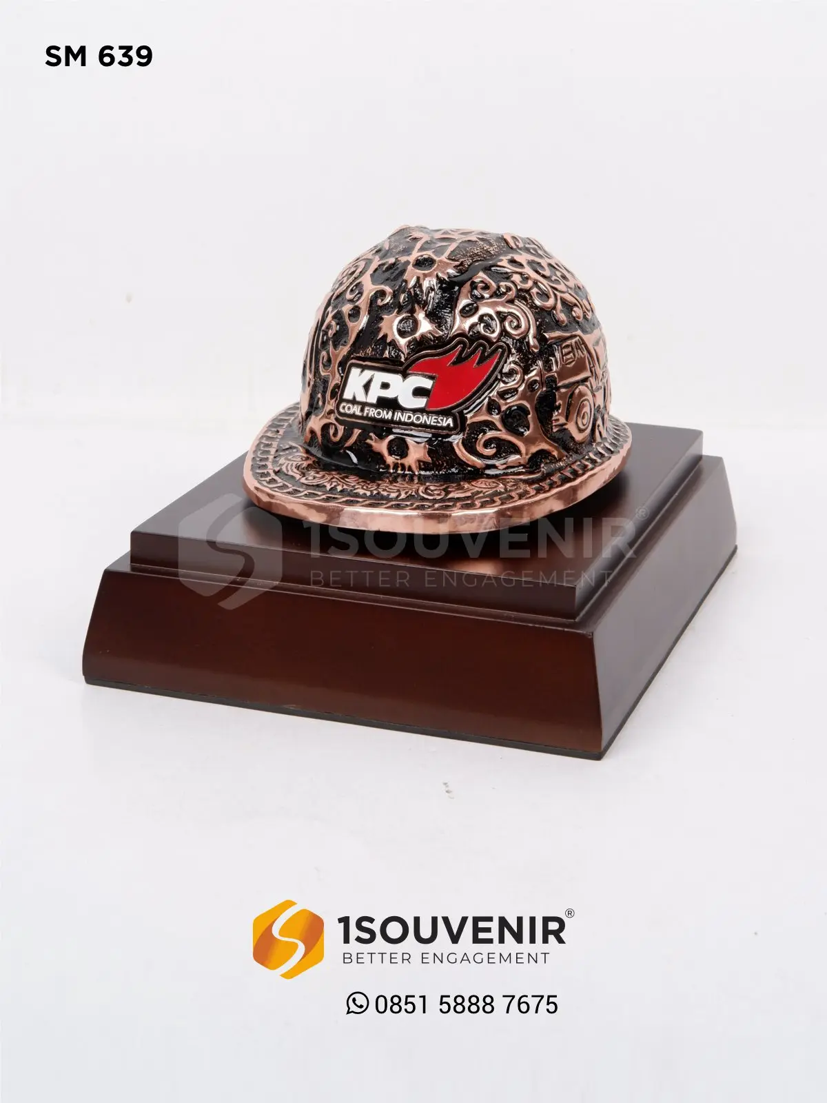 Miniatur Helm Ukir Cendera Mata dari PT Kaltim Prima Coal SM639 Miniatur PT KPC