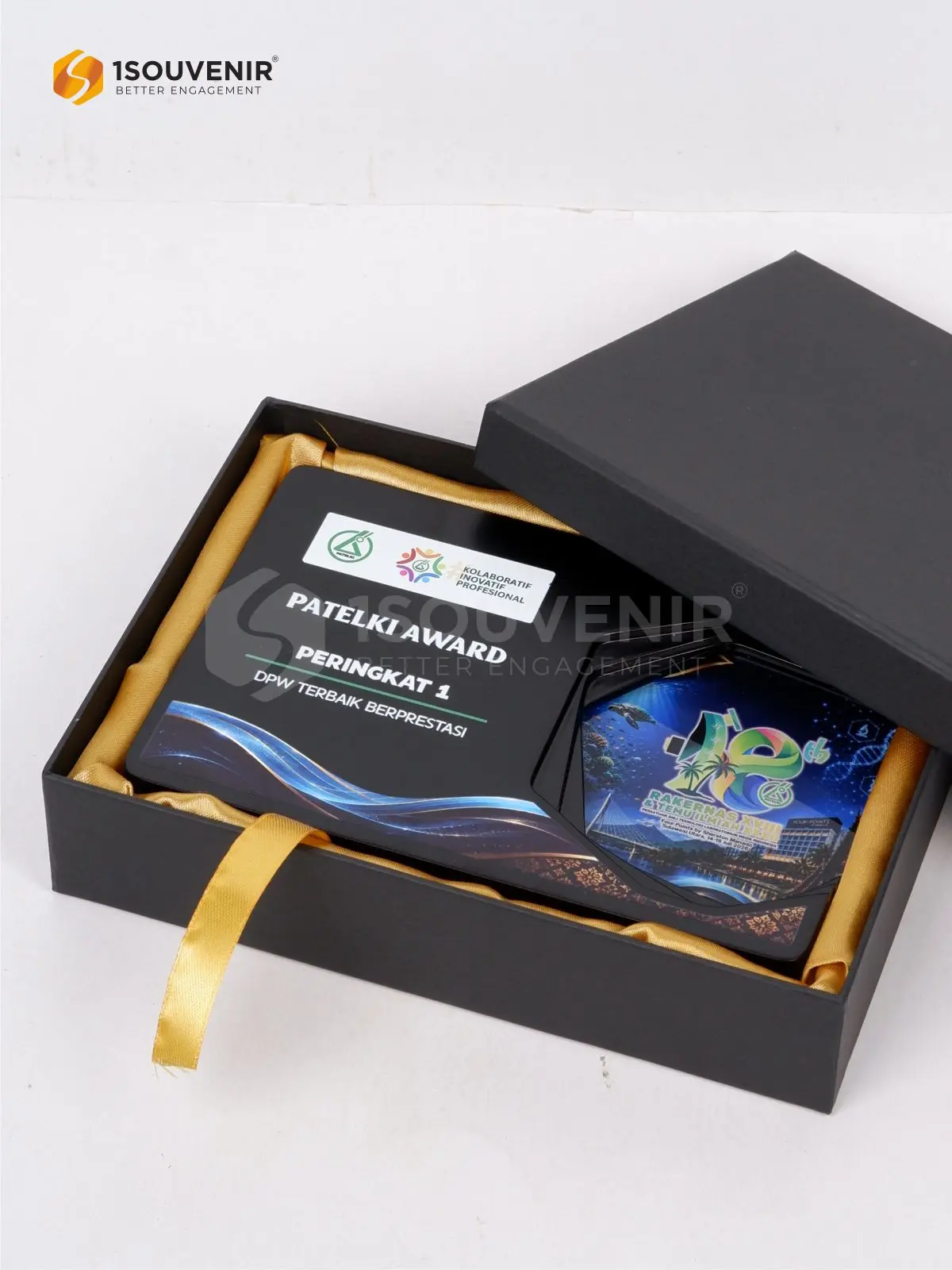 Plakat Kayu Akrilik Penghargaan Patelki Award Peringkat 1 DPW Terbaik Berprestasi DETAIL2-PAK372 Plakat Kayu Akrilik Patelki Award