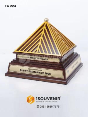 Piala Penghargaan Turnamen Golf Bup…