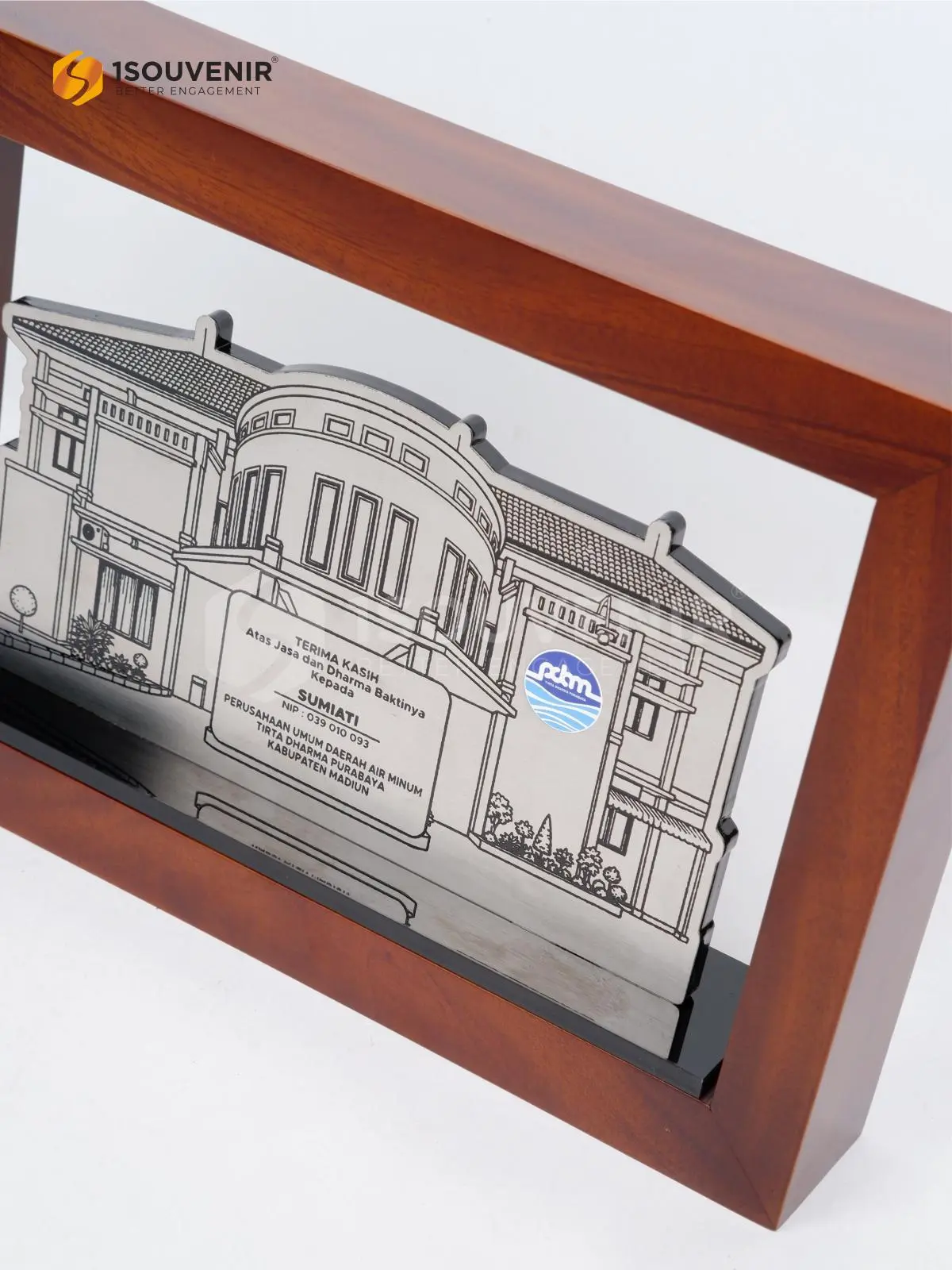 Plakat Frame Ucapan Terima Kasih untuk Karyawan Purnabakti dari PDAM Tirta Dharma Purbaya Kabupaten Madiun DETAIL-PF335 Plakat Frame PDAM Tirta Dharma