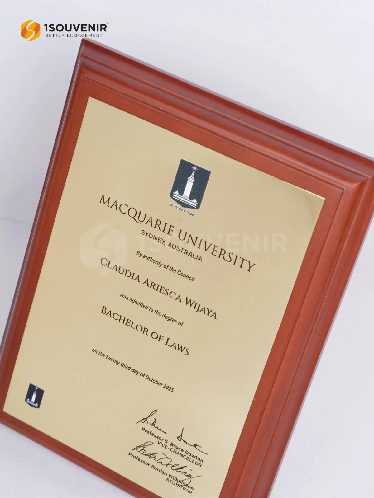 Plakat Kayu Sertifikat Bachelor of Laws Macquarie University Australia DETAIL-PK764 Plakat Kayu Bachelor of Laws