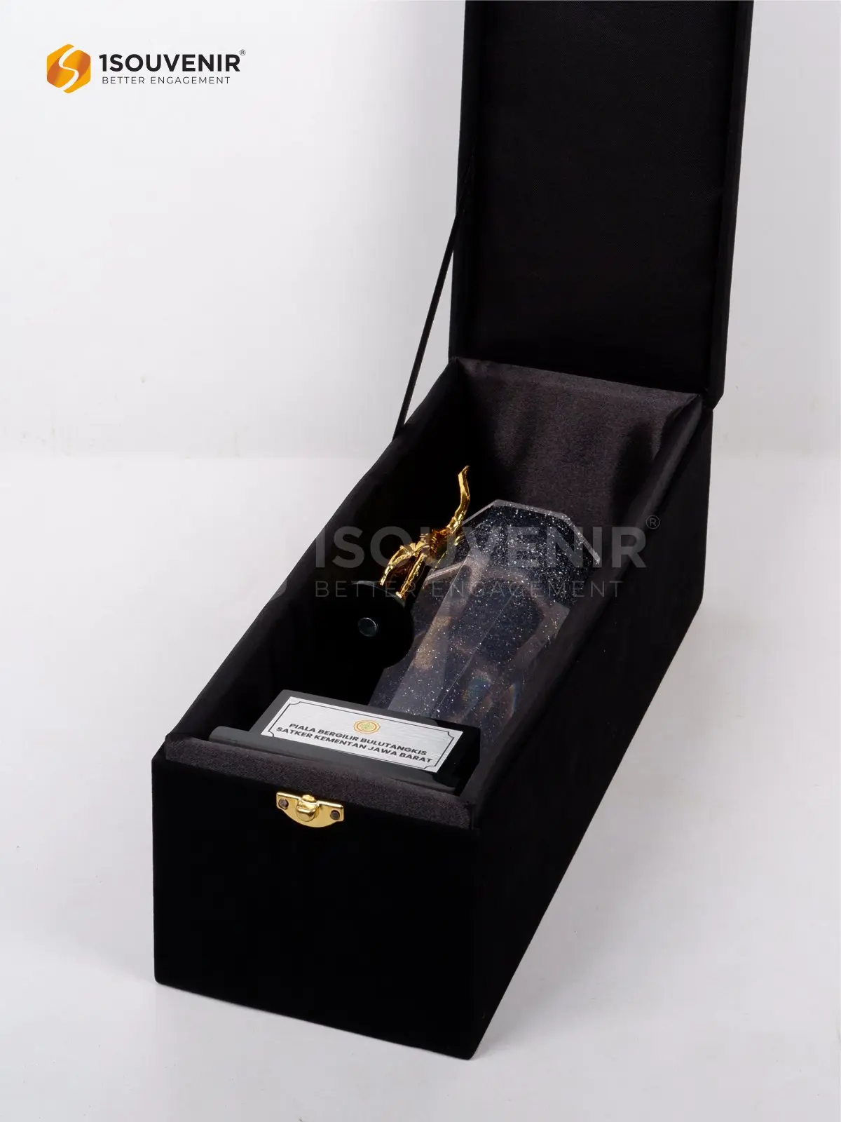 Piala Bergilir Resin Turnamen Bulu Tangkis Satker Kementan Jawa Barat DETAIL2-TB295 Piala Bergilir Resin Satker Kementan