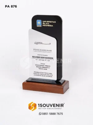 Ide Rekomendasi Hadiah Lomba 17 Agustus yang Menarik Plakat Akrilik Penghargaan Wisuda Terbaik Wisuda Periode VI Program Studi Teknik Kimia Fakultas Teknologi Industri UII