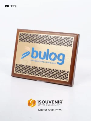Plakat Kayu Cendera Mata dari Bulog...