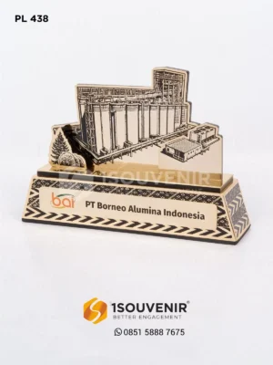 Plakat Logam Tangki Kristalisasi Aluminium Cendera Mata dari PT Borneo Alumina Indonesia