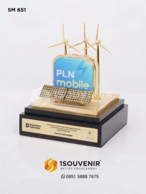 Miniatur Kincir Angin dan Panel Surya Ucapan Terima Kasih dari PT PLN UP3 Tanah Bumbu