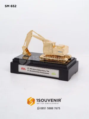 Miniatur Excavator PT Mitrabara Adiperdana dan PT Baradinamika Muda Sukses