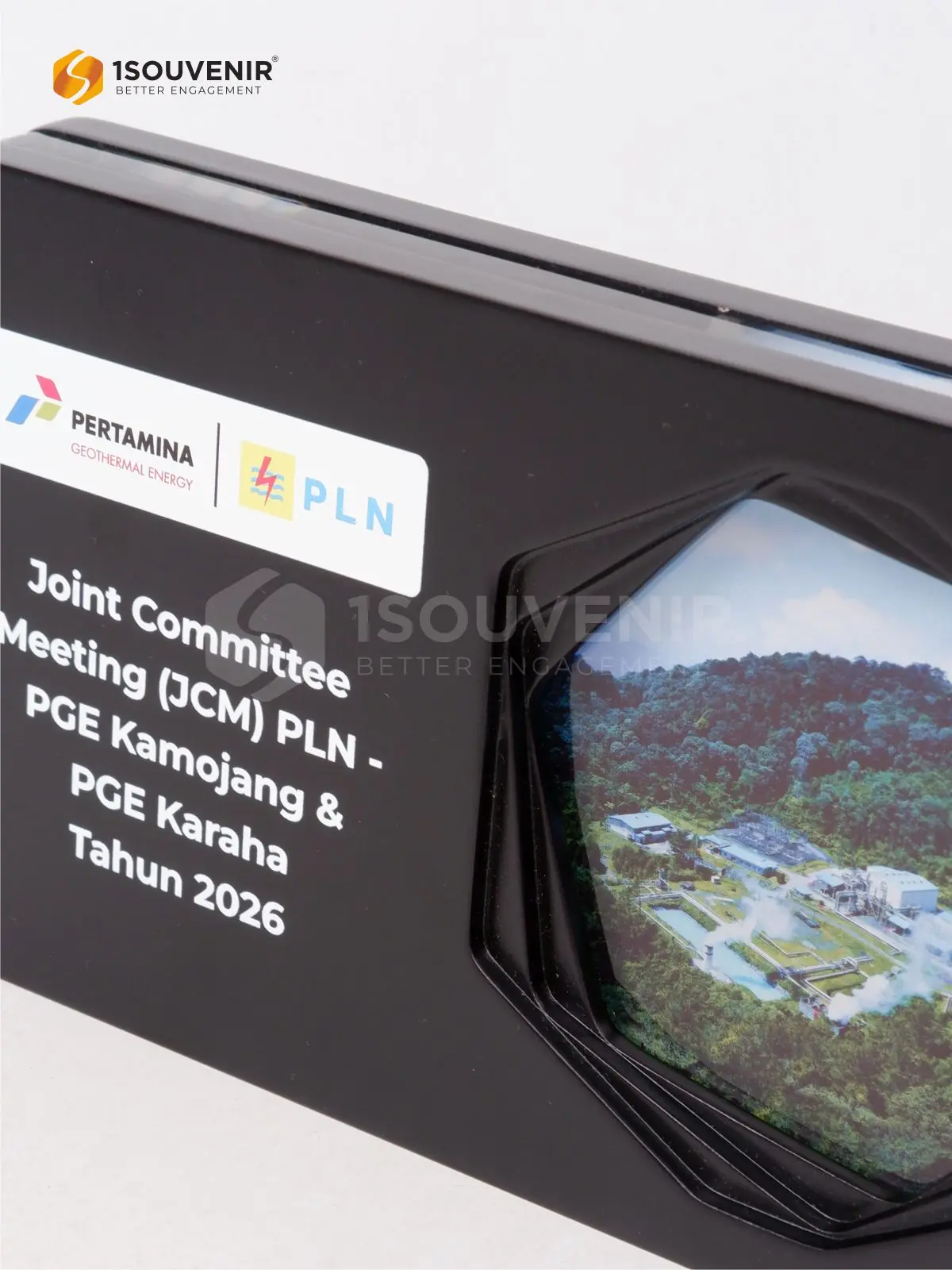 Plakat Kayu Akrilik Joint Committe Meeting PLN–PGE Kamojang & PGE Karaha Tahun 2026 DETAIL-PAK386 Plakat Kayu Akrilik Joint Committe Meeting