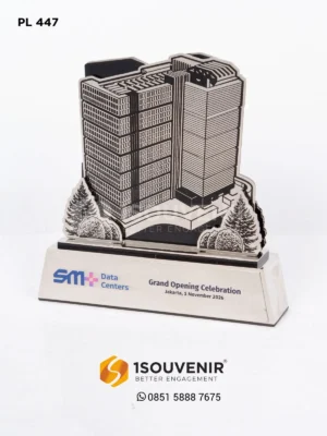 Desain Plakat: Panduan Lengkap Memilih Model, Material, dan Konsep yang Tepat Plakat Logam Cendera Mata Grand Opening Celebration SM+ Data Center