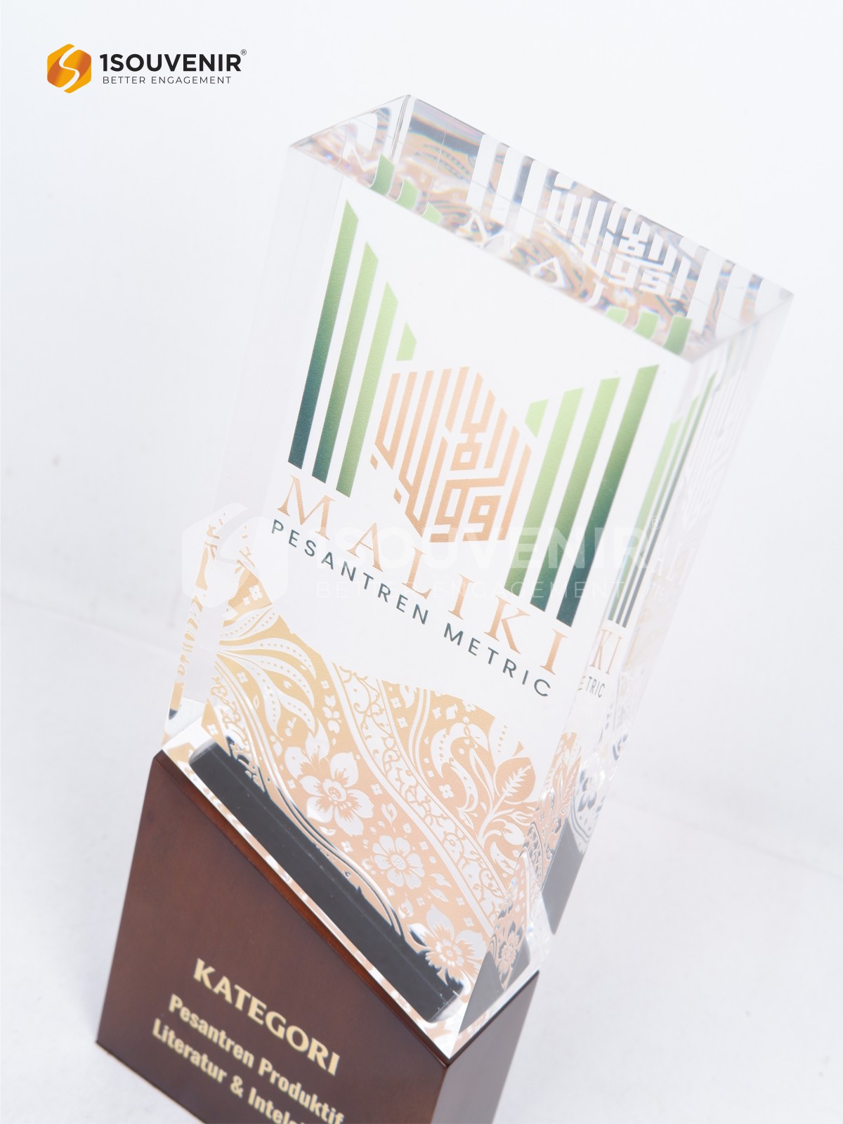 Detail panel plakat menampilkan garis vertikal hijau dan lambang geometris kaligrafi emas