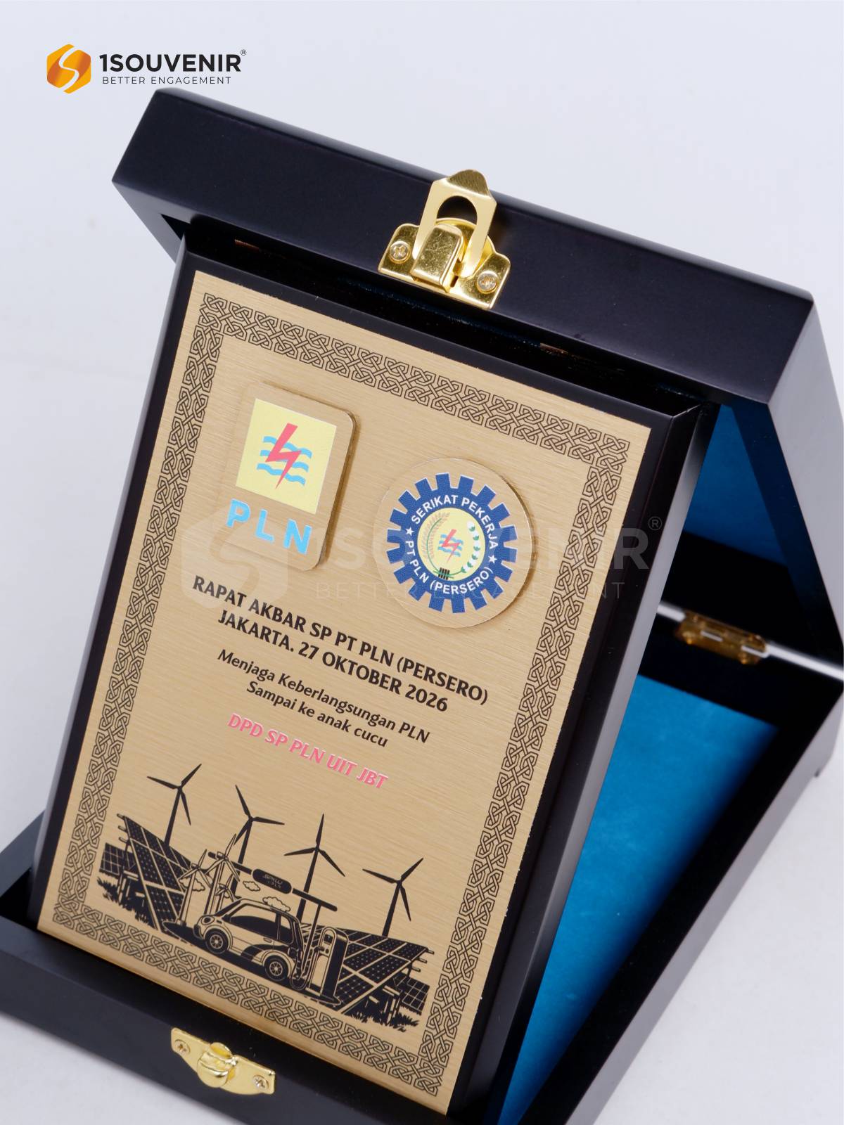 Plakat dalam box marga biru dengan tutup terbuka menunjukkan logo dan ornamen garis bermotif simpul