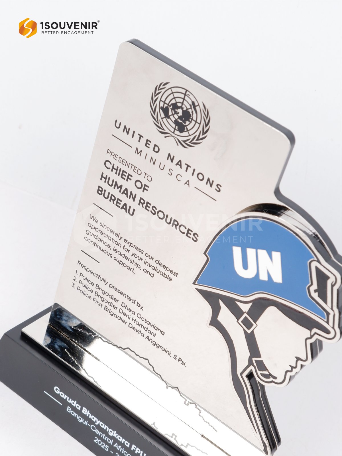 Detail panel plakat menunjukkan emblem PBB dan tulisan UNITED NATIONS MINUSCA dengan efek etsa dan finishing krom nikel