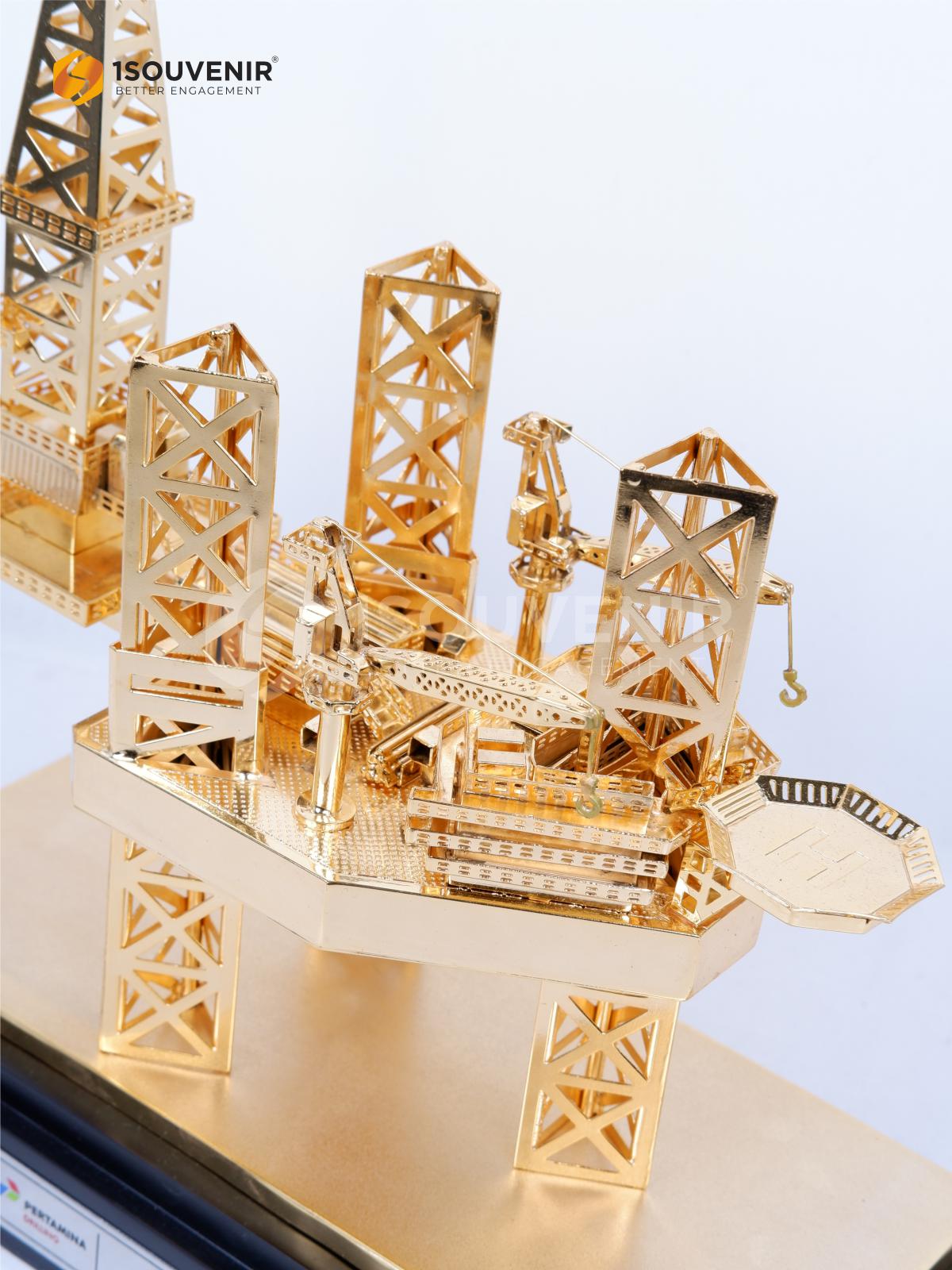 Miniatur Rig Offshore PT Pertamina Drilling Services Indonesia Detail menara pengeboran utama dengan pola silang dan balkon bertingkat pada miniatur rig offshore