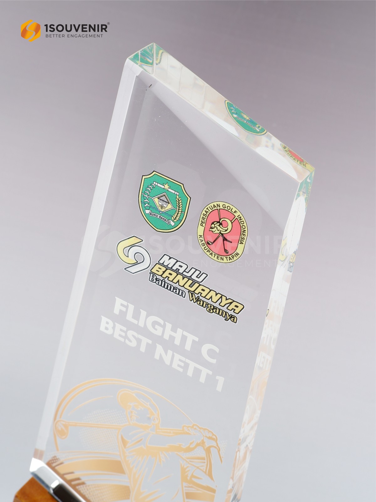 detail panel piala tapin open golf menampilkan ilustrasi pemain golf berwarna emas dan logo berwarna di bagian atas