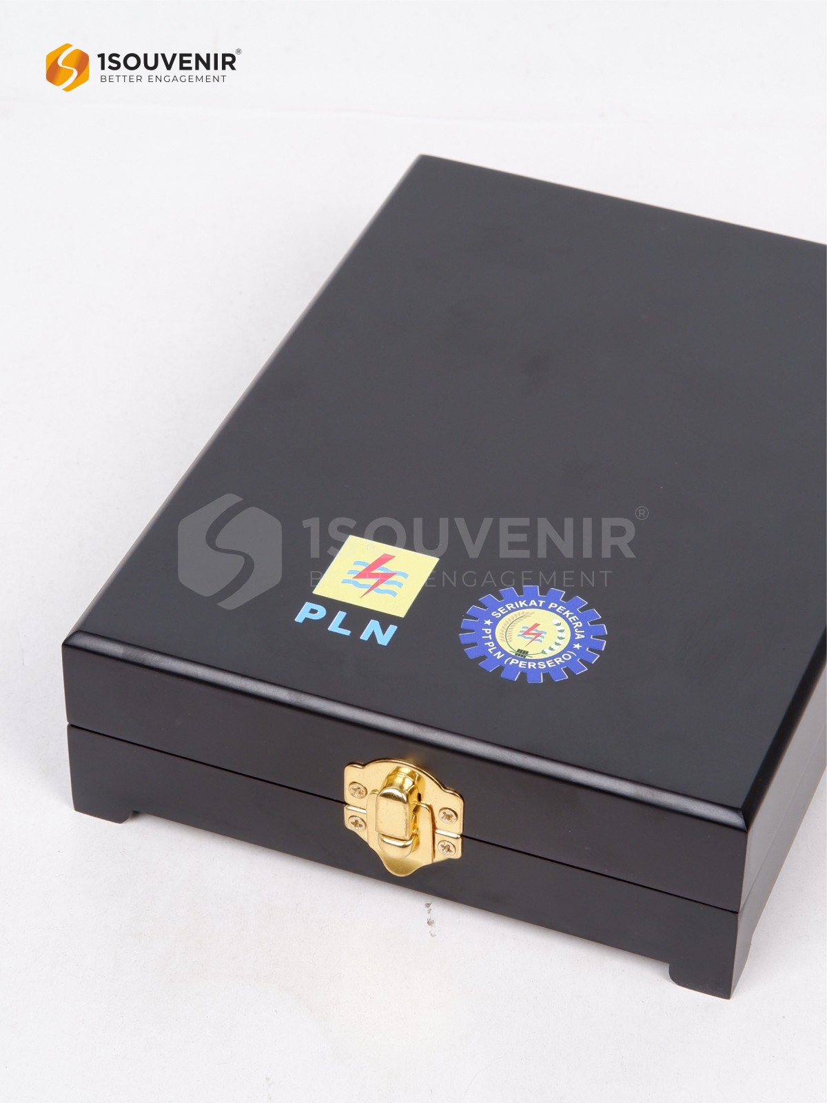 Kotak presentasi box marga berwarna hitam dengan logo tercetak di tutup dan pengunci serta engsel emas