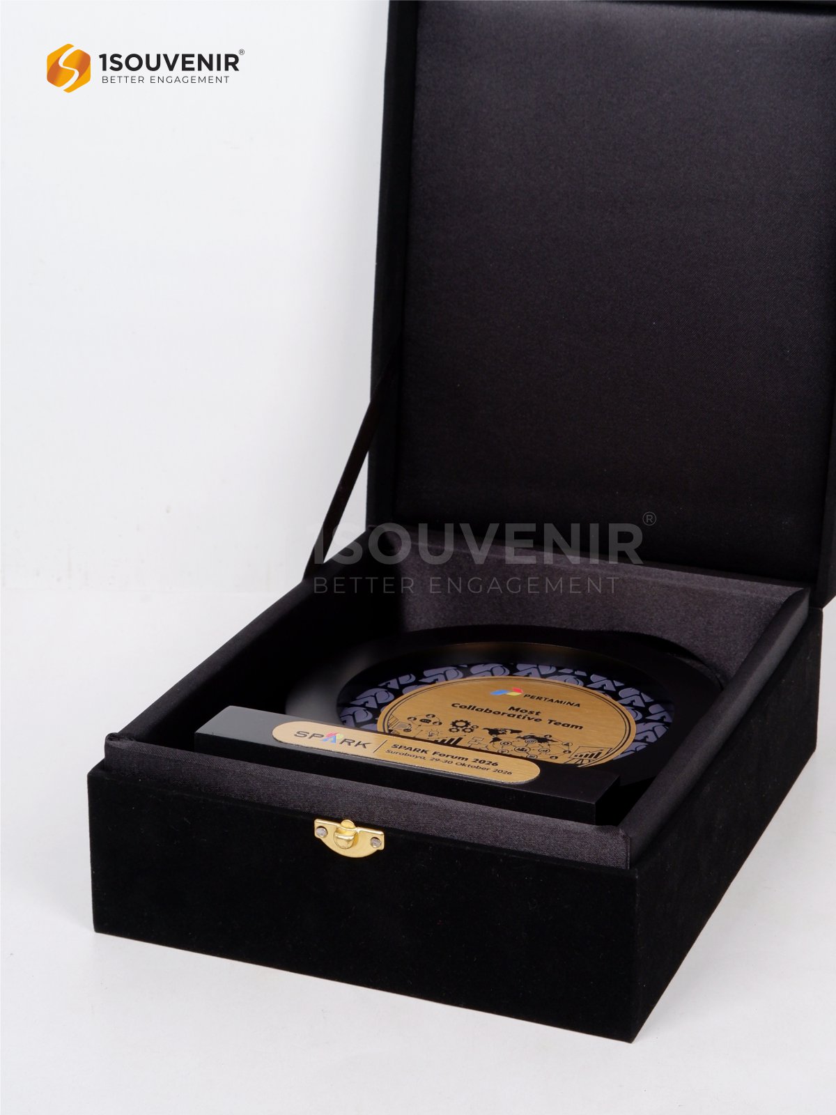 Plakat kayu bulat terpasang dalam kotak hitam berlapis bludru dan satin dengan kancing emas