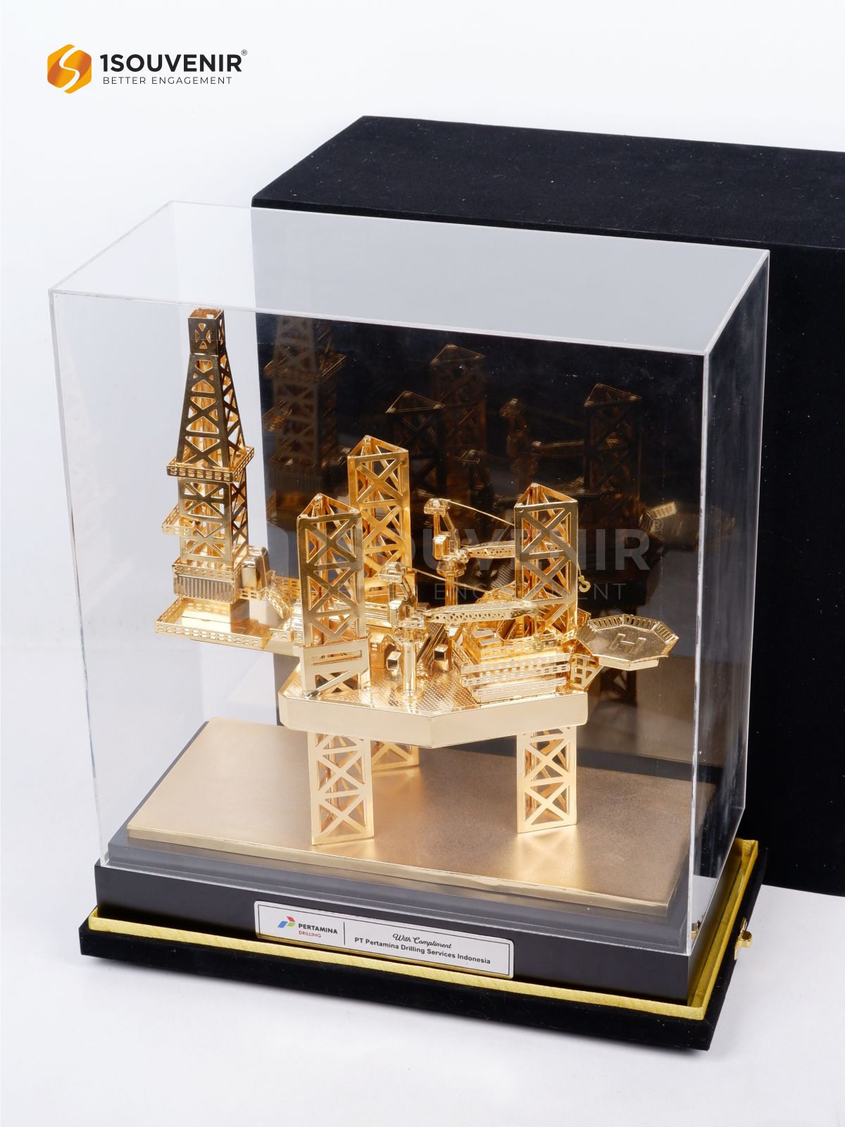 Miniatur Rig Offshore PT Pertamina Drilling Services Indonesia Miniatur rig offshore di dalam kotak pelindung transparan dengan alas hitam berpelat identitas emas