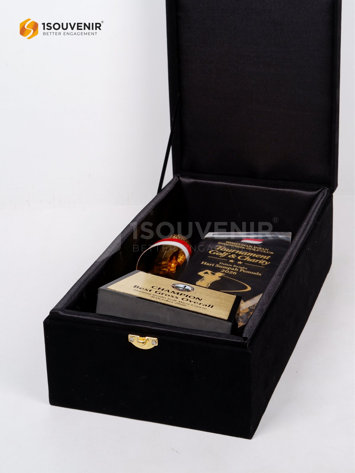 Piala golf tersimpan dalam kotak presentasi hitam berlapis interior satin