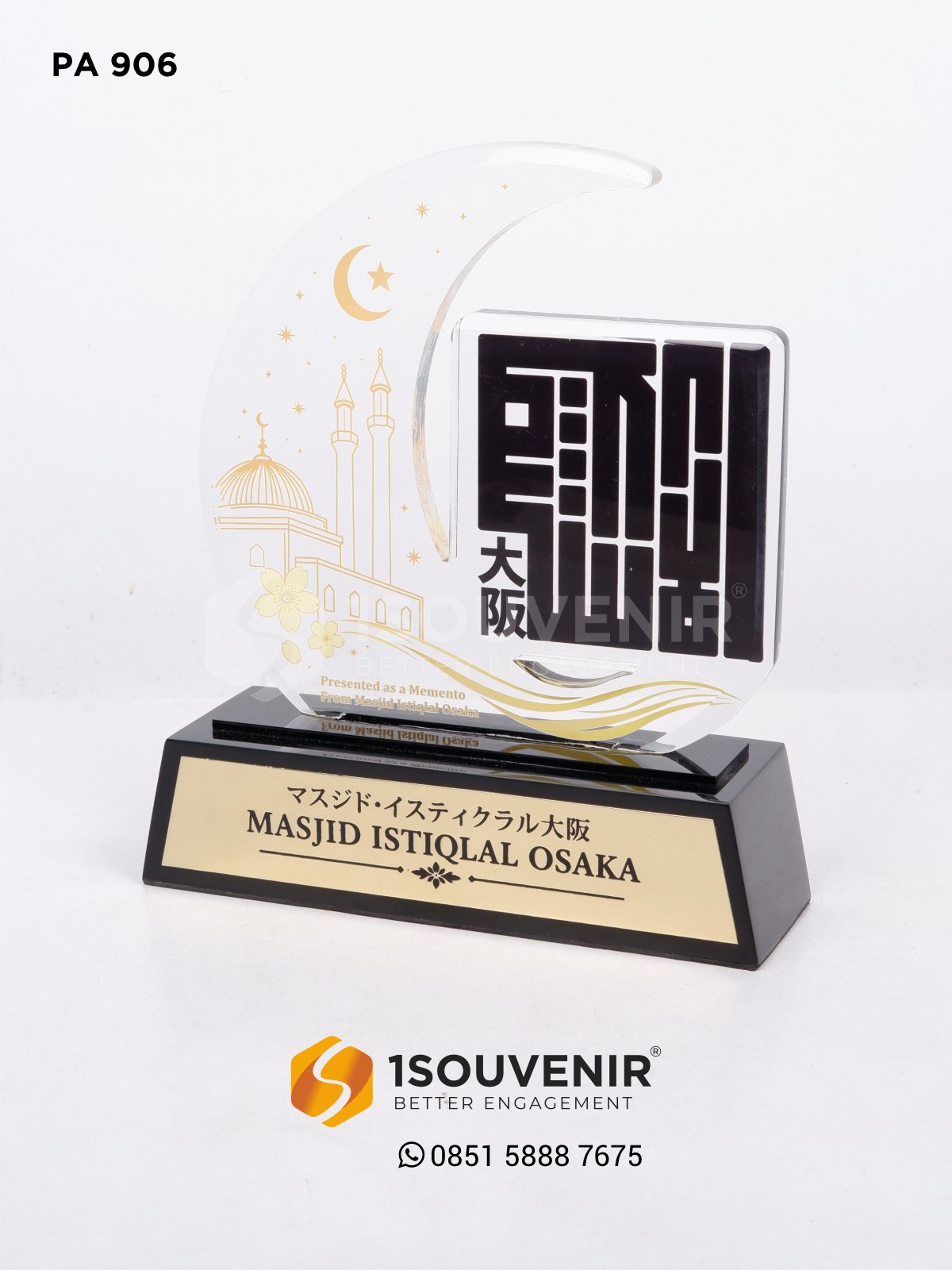 Plakat akrilik dengan desain Masjid Istiqlal Osaka dan ornamen bulan sabit emas pada dudukan hitam
