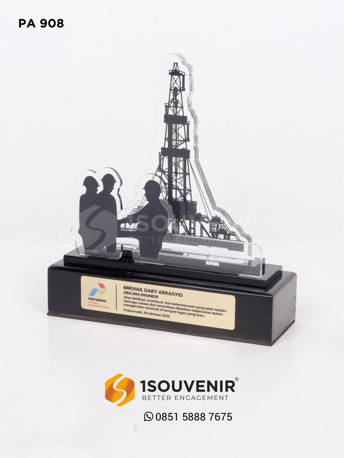 Plakat akrilik penghargaan purna tugas PT Pertamina dengan ilustrasi menara rig dan tiga pekerja berhelm