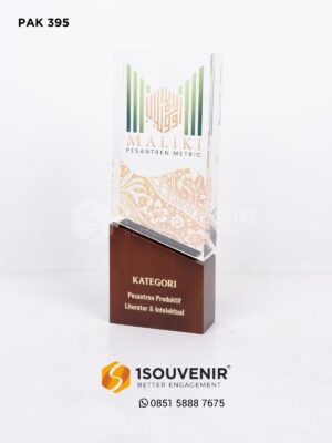 Plakat Kayu Akrilik Maliki Pesantren Metric