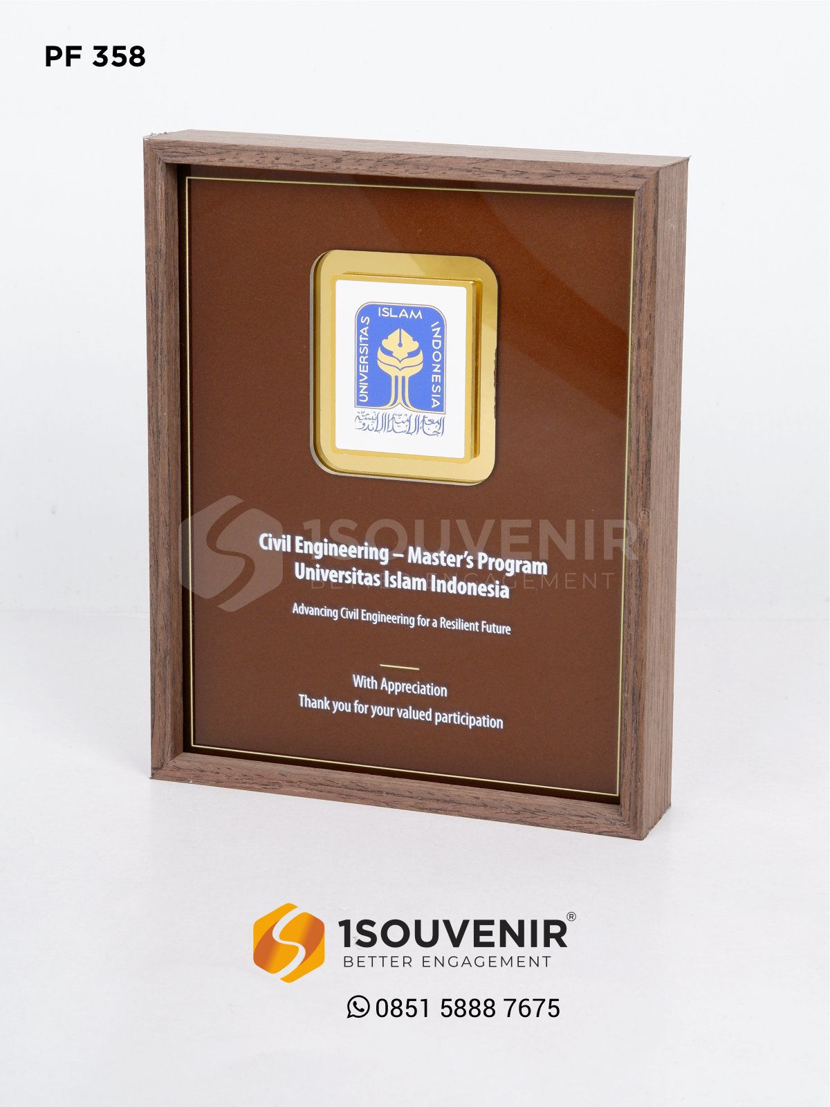 Plakat frame logam apresiasi Civil Engineering Master Program Universitas Islam Indonesia dengan bingkai cokelat kayu dan lencana emas