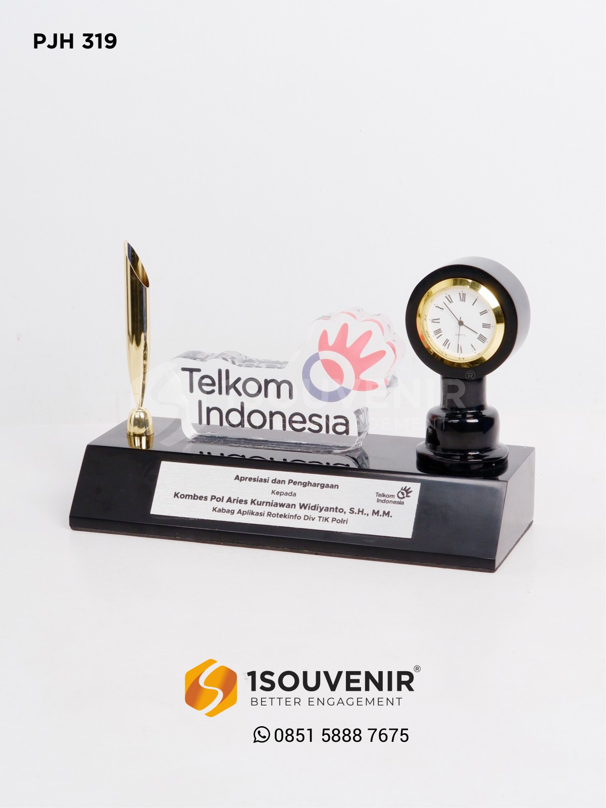 Plakat pen holder jam meja dengan ornamen emas dan panel logo Telkom Indonesia di atas dudukan hitam mengilap
