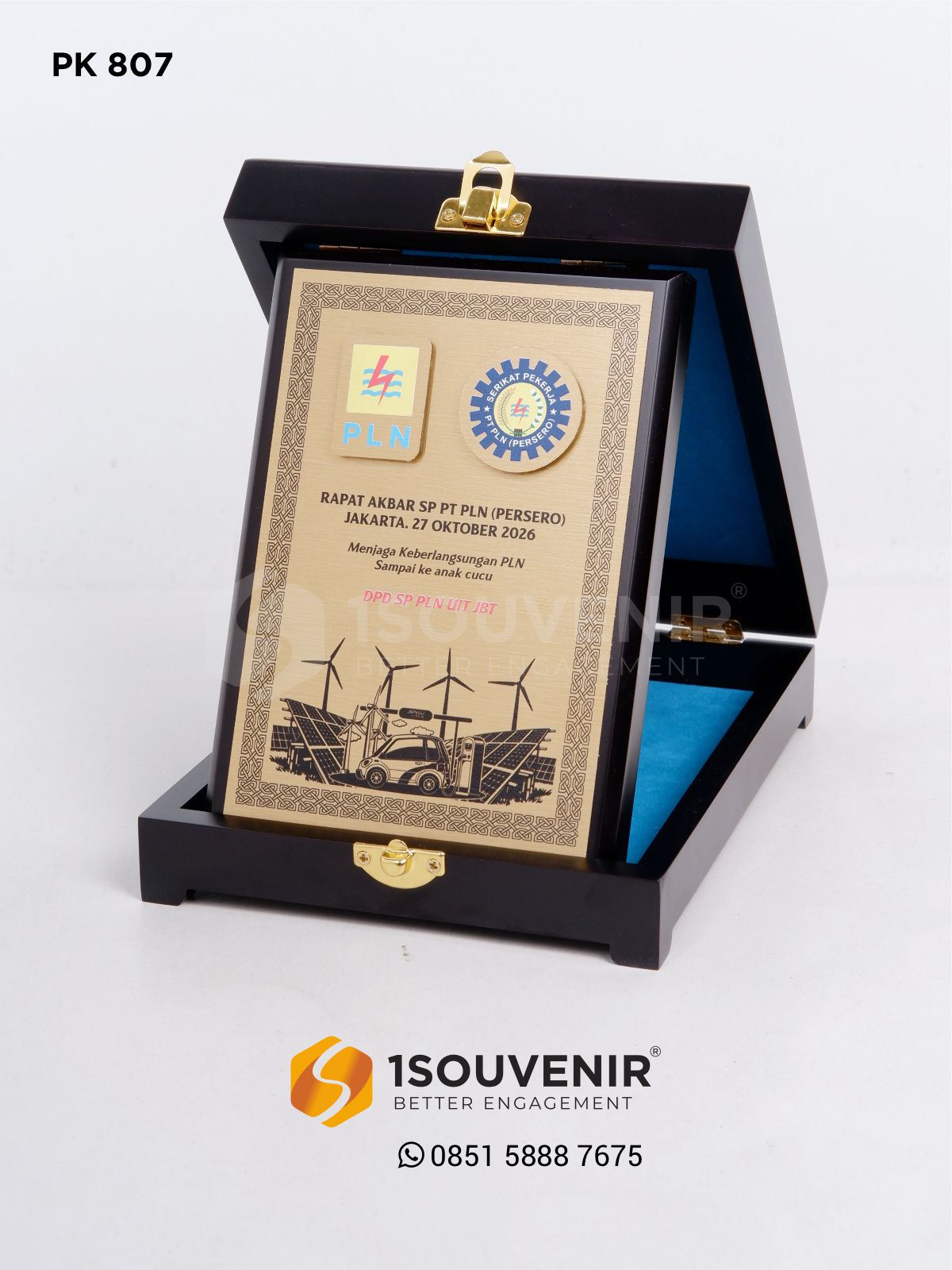 Plakat kayu persegi panjang berbingkai hitam dengan ilustrasi energi terbarukan di dalam box marga biru terbuka