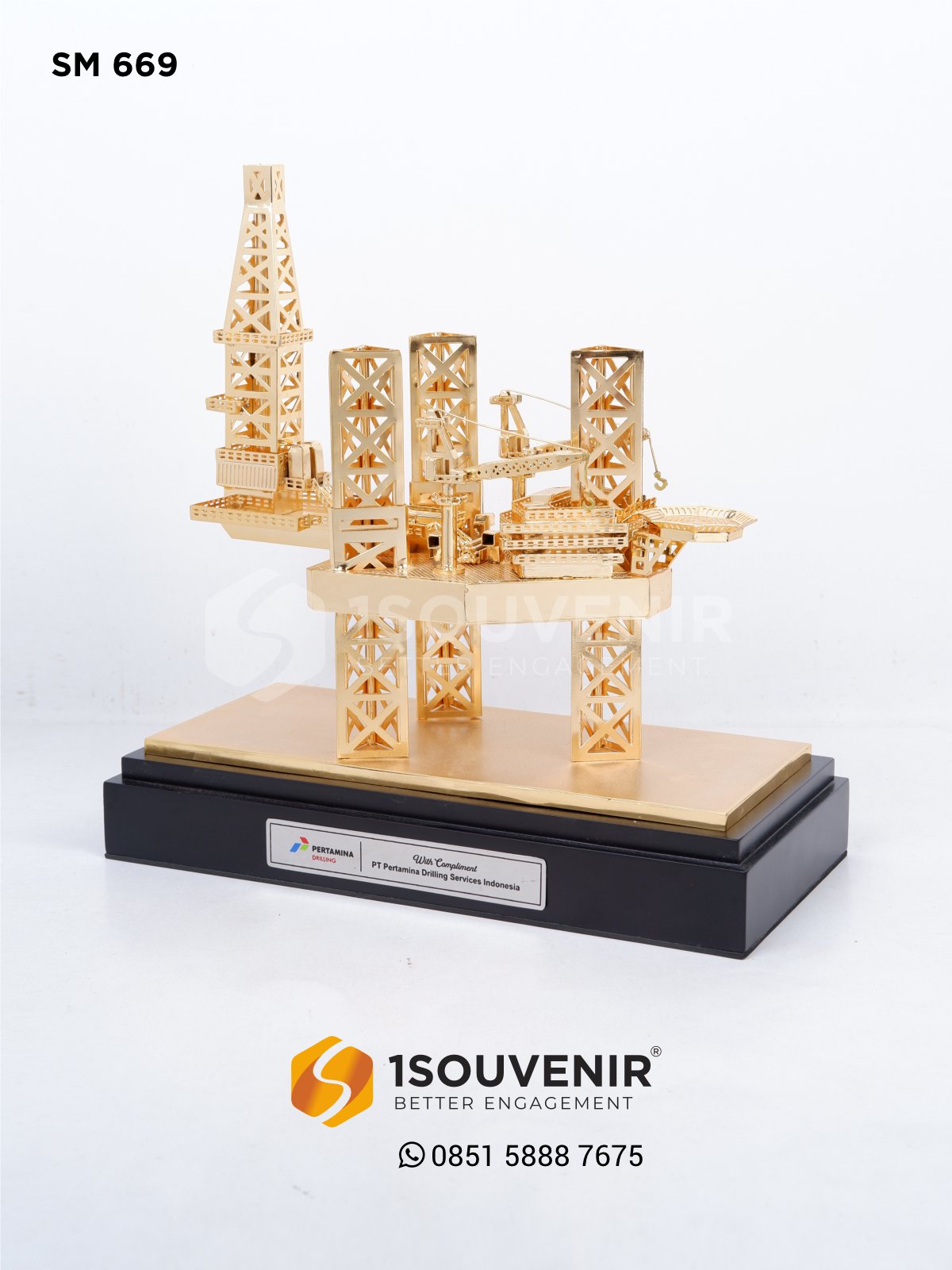 Miniatur Rig Offshore PT Pertamina Drilling Services Indonesia Miniatur anjungan pengeboran lepas pantai dengan detail menara rangka dan dek platform emas mengilap