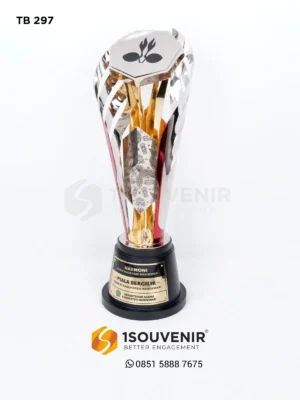 Piala Bergilir Harmoni Kemah Madrasah Manokwari dari Kementerian Agama Kabupaten Manokwari
